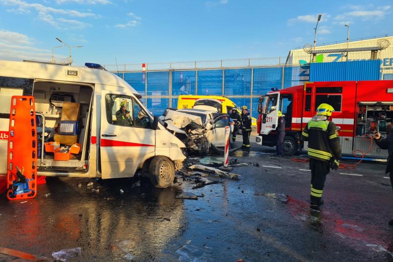 Последствия ДТП с участием машины скорой помощи и двух автомобилей