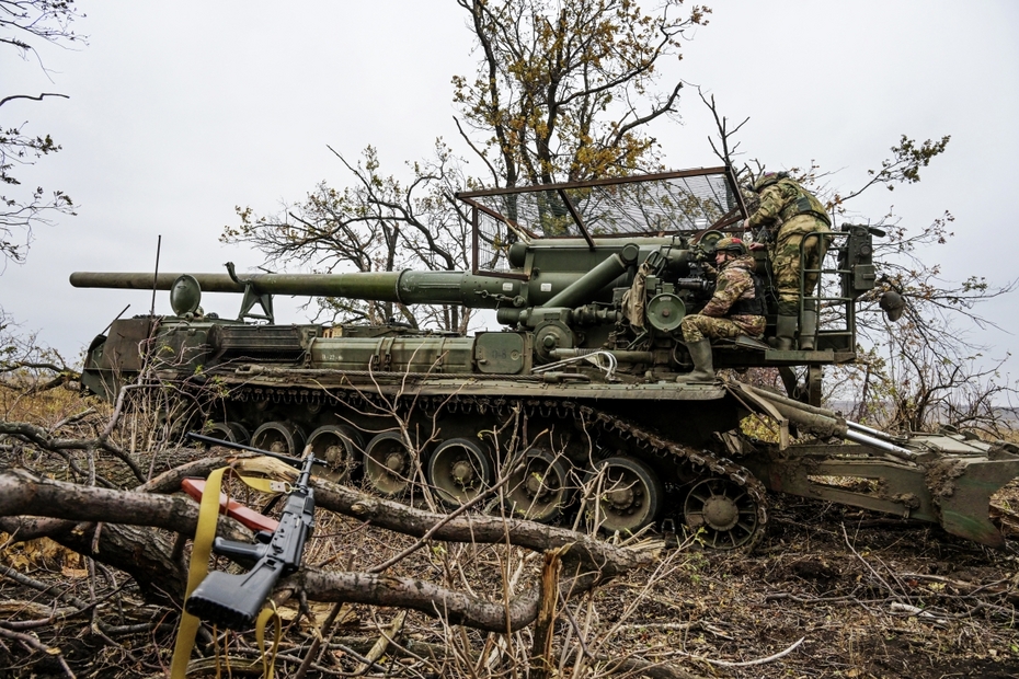 Военнослужащие расчета самоходной артиллерийской установки (САУ) 2С7М «Малка» 