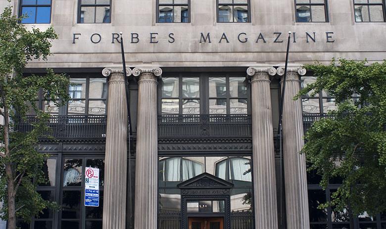 Вход в редакцию журнала Forbes в Нью-Йорке