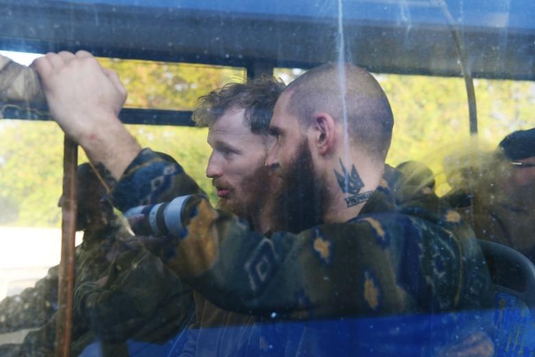 Автобус со сдавшимися в плен украинскими военнослужащими и боевиками националистического батальона «Азов»