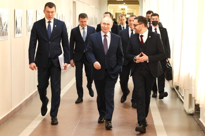 Владимир Путин (в центре)