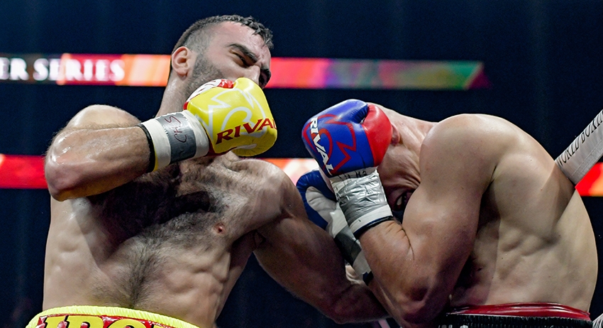 26 июня 2013 года стал чемпионом мира среди молодёжи по версии WBC