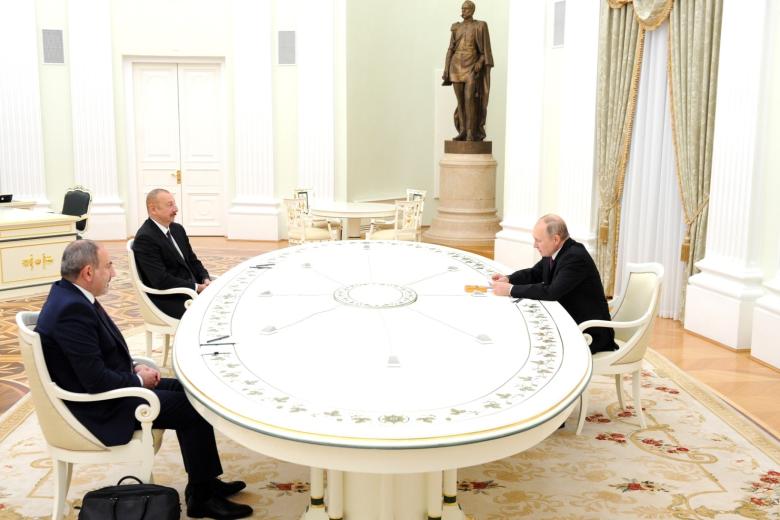 Президент РФ Владимир Путин, премьер-министр Армении Никол Пашинян (в центре) и президент Азербайджана Ильхам Алиев (слева) во время трёхсторонних переговоров