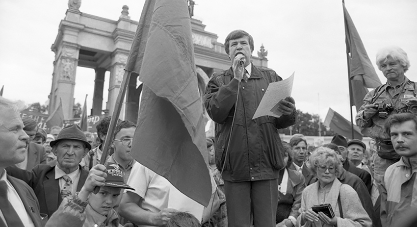 Лидер движения «Трудовая Москва» Виктор Анпилов перед входом во Всероссийский выставочный центр