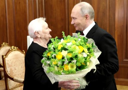 Путин после инаугурации встретился со своей школьной учительницей
