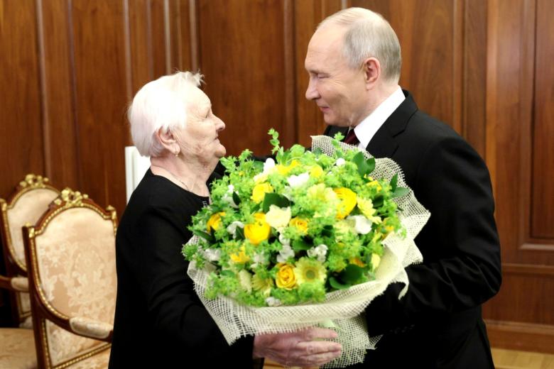 Владимир Путин встретился со своей школьной учительницей Верой Дмитриевной Гуревич