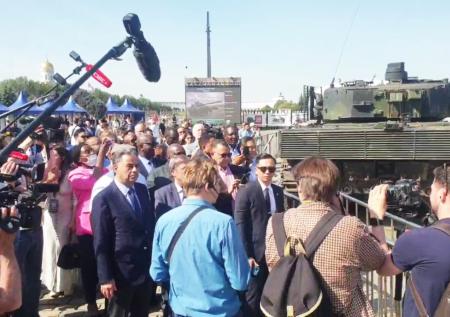 Иностранным дипломатам показали трофейную технику на Поклонной горе