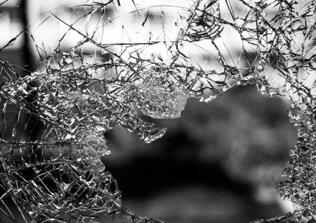 Неизвестные обстреляли такси и похитили у пассажирки 300 тысяч рублей