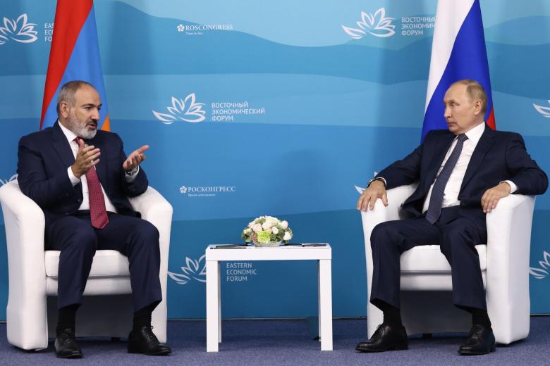 Президент РФ Владимир Путин и премьер-министр Армении Никол Пашинян (справа налево) во время встречи в рамках Восточного экономического форума — 2022