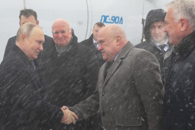 Президент РФ Владимир Путин во время церемонии встречи в аэропорту