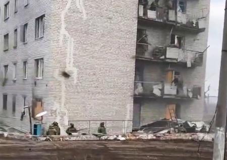 Военный ВСУ показал превращенную в крепость многоэтажку в Артемовске