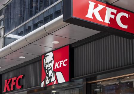 Клиентов KFC перестали призывать облизывать пальцы из-за коронавируса 