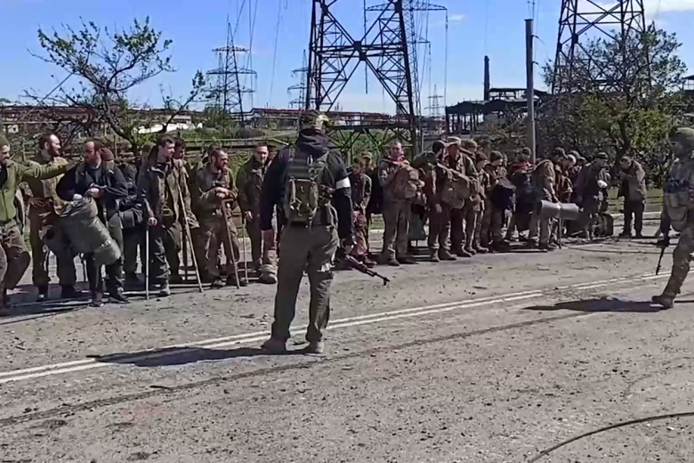 Украинские военные с «Азовстали» в Мариуполе, сдавшиеся в плен