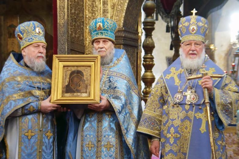 Патриарх Московский и всея Руси Кирилл совершает божественную литургию в Успенском соборе Московского Кремля