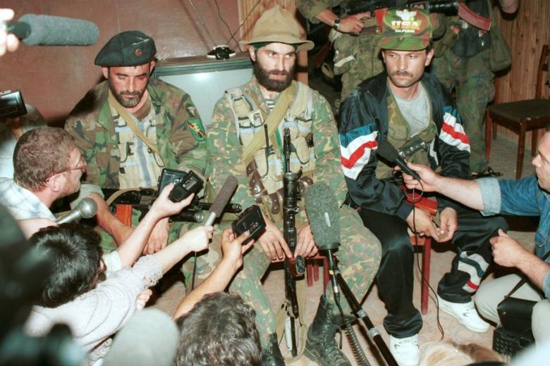 Ставропольский край. В июне 1995 года чеченские террористы захватили городскую больницу Буденновска и удерживали в ней большую группу заложников. На снимке: руководитель террористов Шамиль Басаев (в центре) дает пресс-конференцию в буденновской больнице