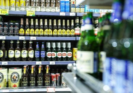 Сибиряк разбил 20 бутылок пива в алкомаркете и напал на продавщиц