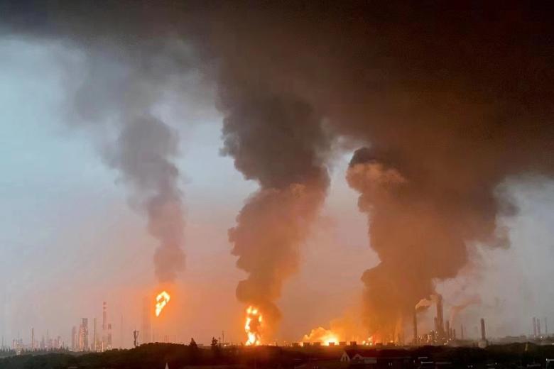 Огонь и дым видны на территории завода по производству этиленгликоля компании Sinopec Shanghai Petrochemical Co., Ltd. в Шанхае