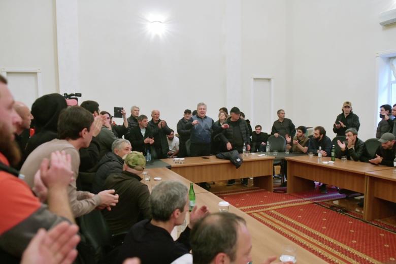 Глава комитета по защите суверенитета Абхазии Леван Микаа (в центре на дальнем плане) в одном зале заседаний парламента Абхазии в Сухуми