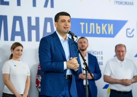 Украинский премьер проголосовал на выборах в Раду