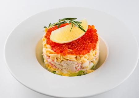 «Царский» салат с крабовыми палочками и морскими деликатесами