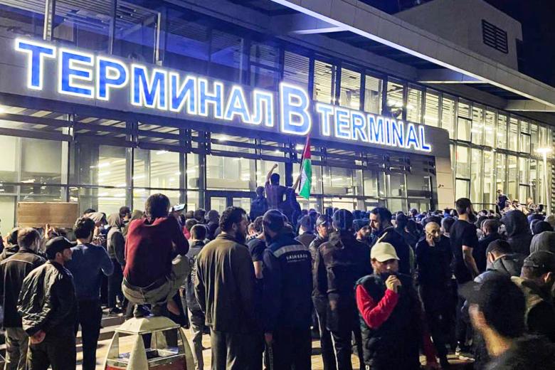 Республика Дагестан. Местные жители во время акции протеста на территории международного аэропорта Махачкалы