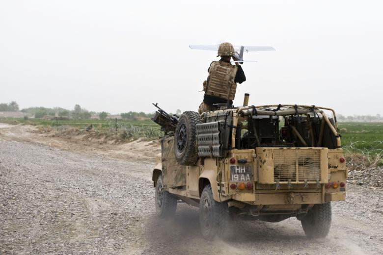 БПЛА Desert Hawk запускается с WMIK Land Rover