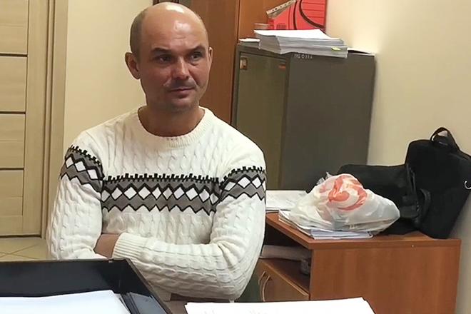 Виктор Гаврилов, обвиняемый в оставлении своих малолетних детей в аэропорту Шереметьево, во время допроса в отделении Следственного комитета