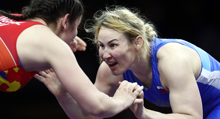 Спортсменка из России Елена Перепелкина и спортсменка из Румынии Александра Анхель (справа налево) во время поединка по женской борьбе в весовой категории до 72 кг