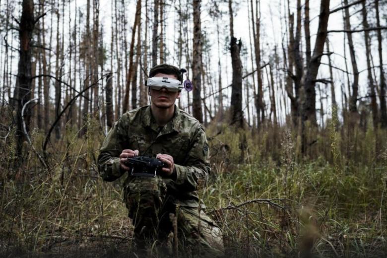 Военнослужащий Вооруженных сил Украины в зоне боевых действий