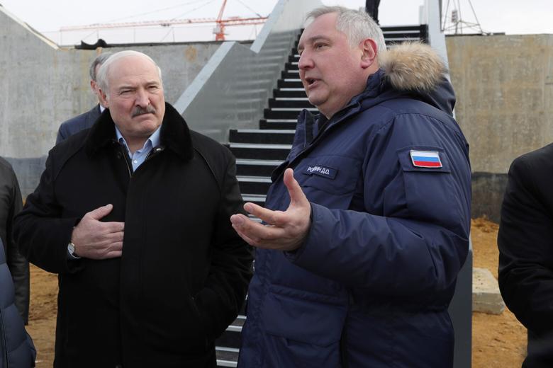 Президент Белоруссии Александр Лукашенко и Дмитрий Рогозин во время посещения космодрома Восточный