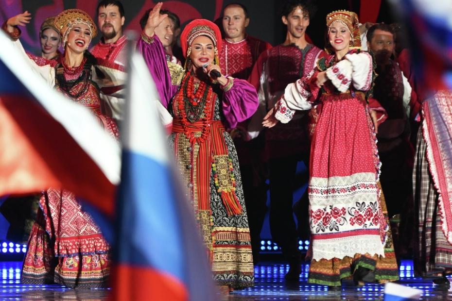 Певица Надежда Бабкина (в центре) и артисты театра «Русская песня» на праздничном концерте «Одна страна, одна семья, одна Россия!» на Красной площади в Москве