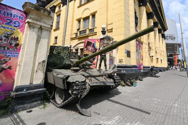 Танк бойцов ЧВК «Вагнер» у здания Южного военного округа