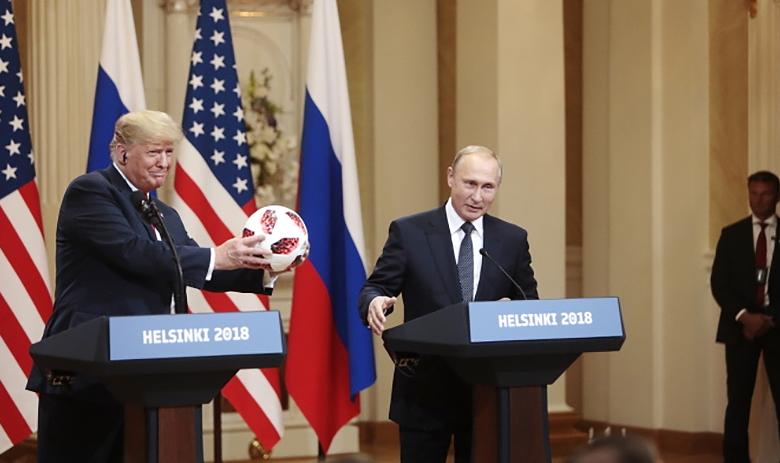 Президент США Дональд Трамп и президент РФ Владимир Путин (слева направо)