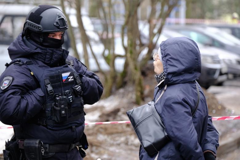 Сотрудник полиции и жительница на месте ЧП в жилом доме в Красногвардейском районе Санкт-Петербурга