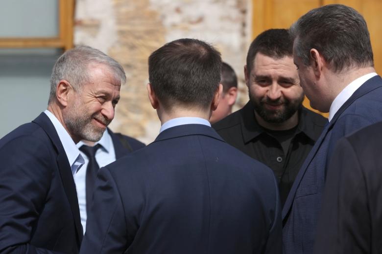 Бизнесмен Роман Абрамович, Владимир Мединский, Давид Арахамия и Леонид Слуцкий (слева направо) после окончания российско-украинских переговоров во дворце Долмабахче в Стамбуле