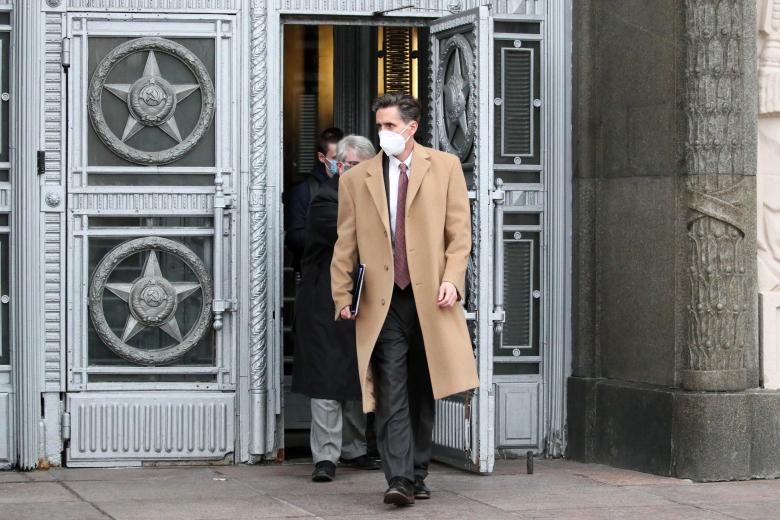 Заместитель главы американского посольства в Москве Барт Горман (на первом плане) у здания МИД РФ на Смоленской площади