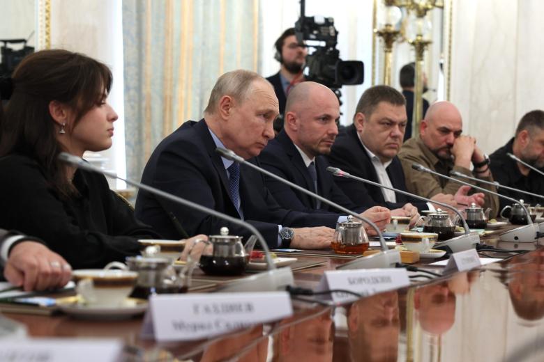 Президент РФ Владимир Путин во время встречи с военными корреспондентами в Кремле