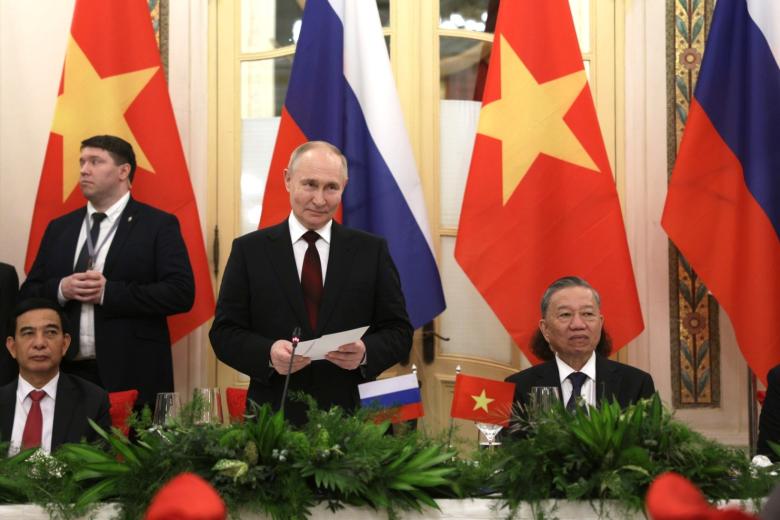 Владимир Путин во время визита во Вьетнам