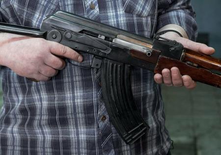 В Киеве неизвестный выпустил очередь из автомата Калашникова по магазину