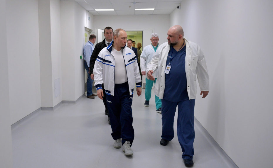 В ходе осмотра больницы в московском посёлке Коммунарка, предназначенной для пациентов с подозрением на коронавирус. С главврачом ГКБ № 40 Денисом Проценко. 2020