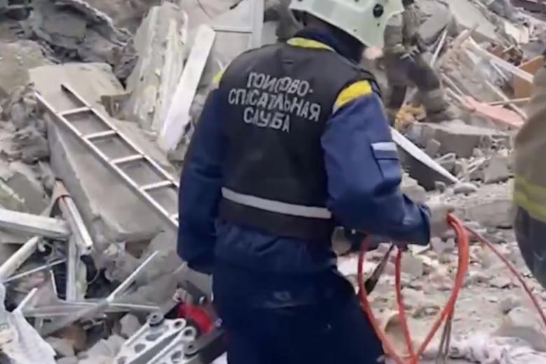 Сотрудники МЧС разбирают завалы на месте взрыва газа в жилом пятиэтажном доме на улице Сибирской в Нижнем Тагиле