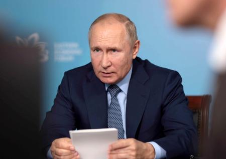 В Кремле объяснили, почему Путин не носит военную форму