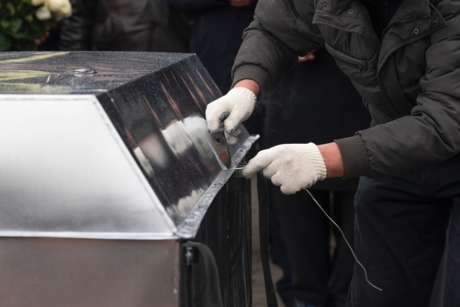 В Челябинске у домов выбросили цинковые гробы: что известно, кого накажут