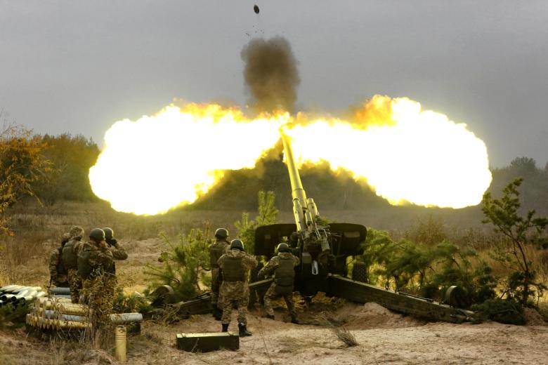 Украинские военнослужащие ведут огонь из гаубицы