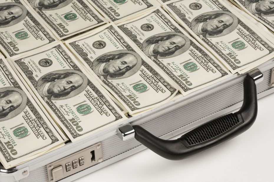 В конце августа Зеленский направил в Верховную раду законопроект, который приравнивает коррупцию к госизмене