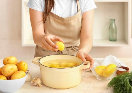Одна щепотка на кастрюлю — и картошка не разваривается. Маленькая хитрость