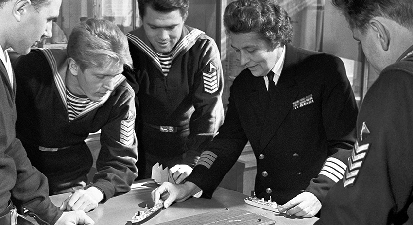 Первая в СССР женщина — капитан дальнего плавания Анна Щетинина проводит занятия с курсантами Высшего инженерного морского училища