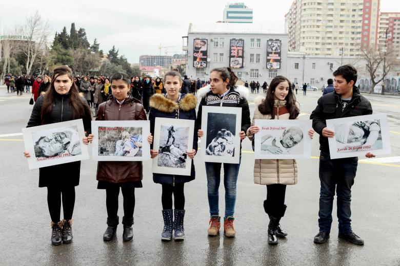 Школьники города Баку проводят демонстрацию, посвященную памяти Ходжалинского геноцида