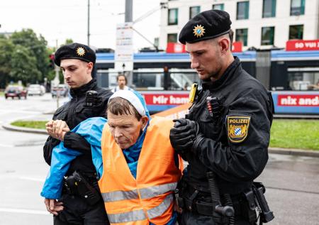 Экоактивисты парализовали работу аэропорта в Германии