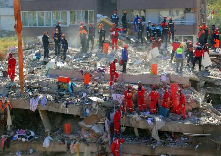 Число жертв землетрясения в Турции достигло 42 